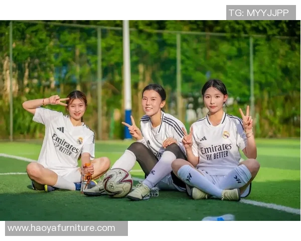 当绿茵场上的传奇相遇:国外足球明星的梦幻联动与情感纠葛